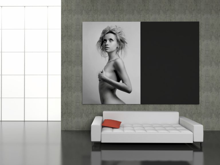 Bildlautsprecher Moderne Wohnzimmer mit einer weißen Couch und einem großen Kunstwerk in Schwarz-Weiß.