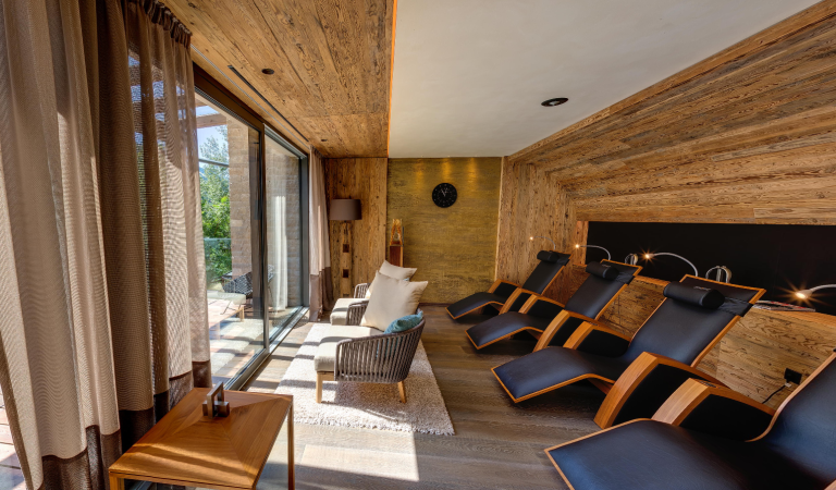 Deckenlautsprecher Entspannungsraum mit Liegen, großen Fenstern und Holzverkleidung.