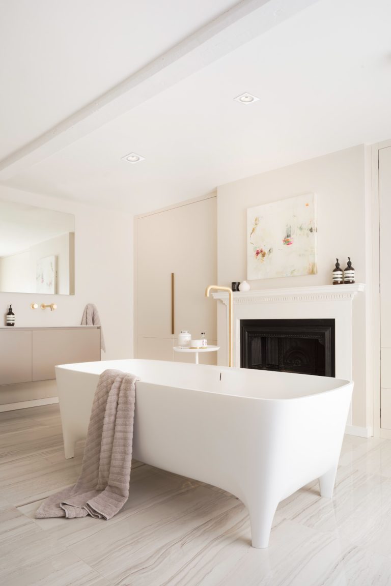 Deckenlautsprecher Elegante Badezimmer mit freistehender Badewanne und minimalistischer Dekoration.