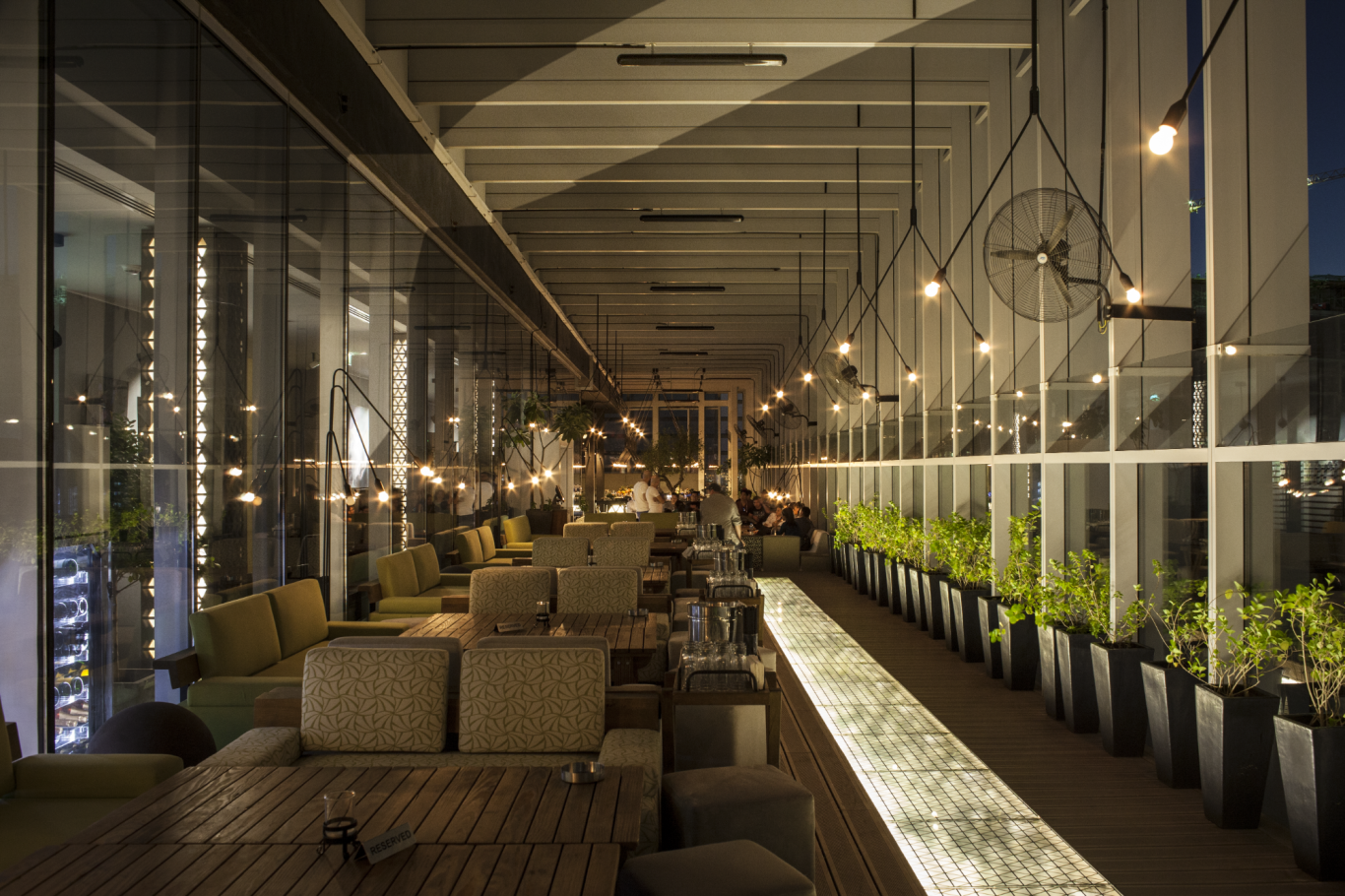 Schmale Tonzeilen Restaurant