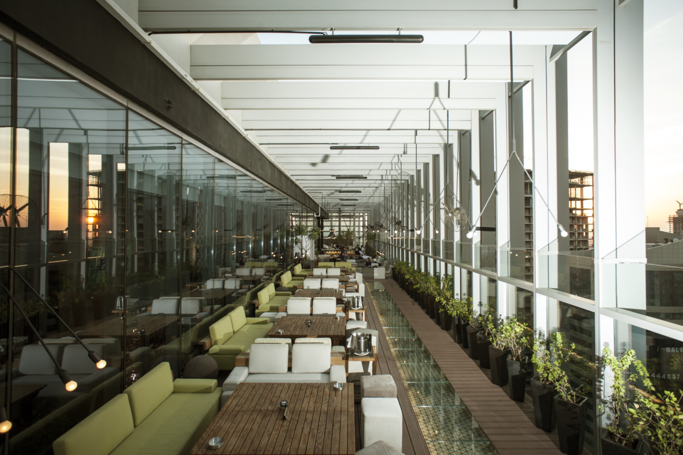 Schmale Tonzeilen Restaurant