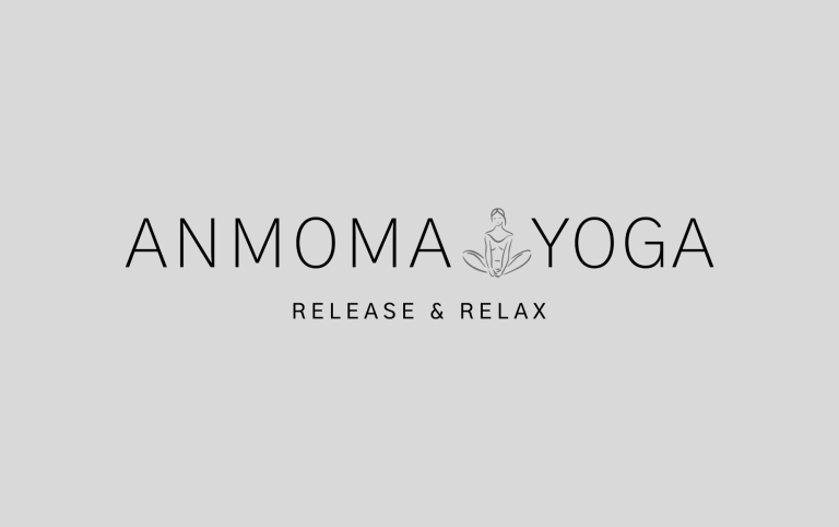 Logo von Anmoma Yoga mit dem Slogan "Release & Relax".