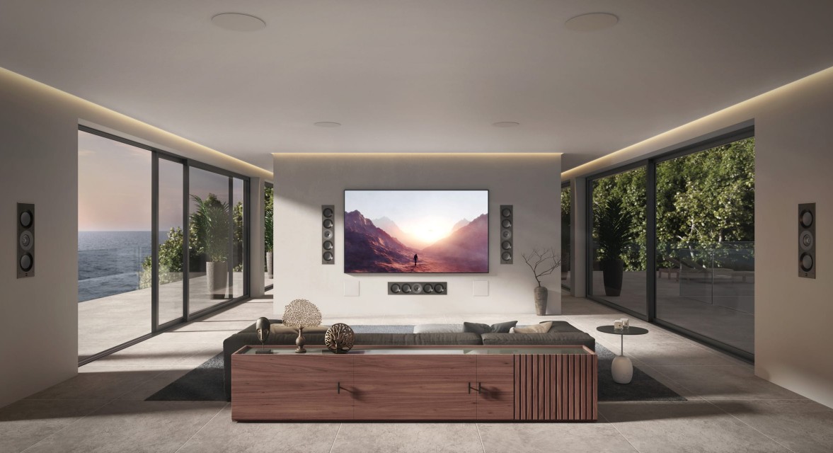 Wandeinbaulausprecher Moderne Wohnlandschaft mit TV, großflächigen Fenstern und minimalistischer Einrichtung.