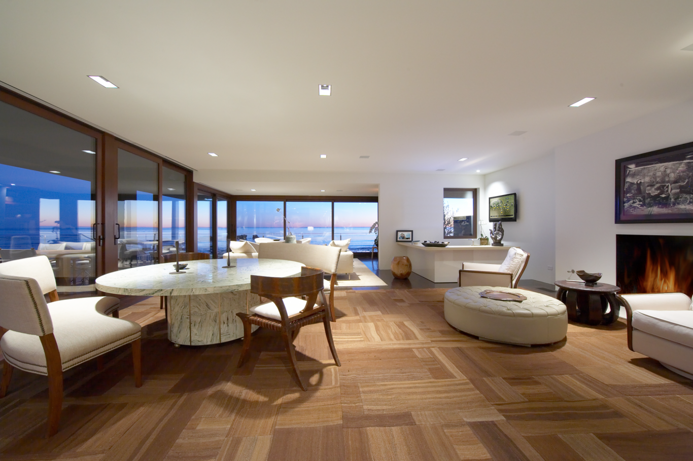 Deckeneinbaulautsprecher Helle, moderne Wohnräume mit großen Fenstern und eleganter Möbelanordnung.