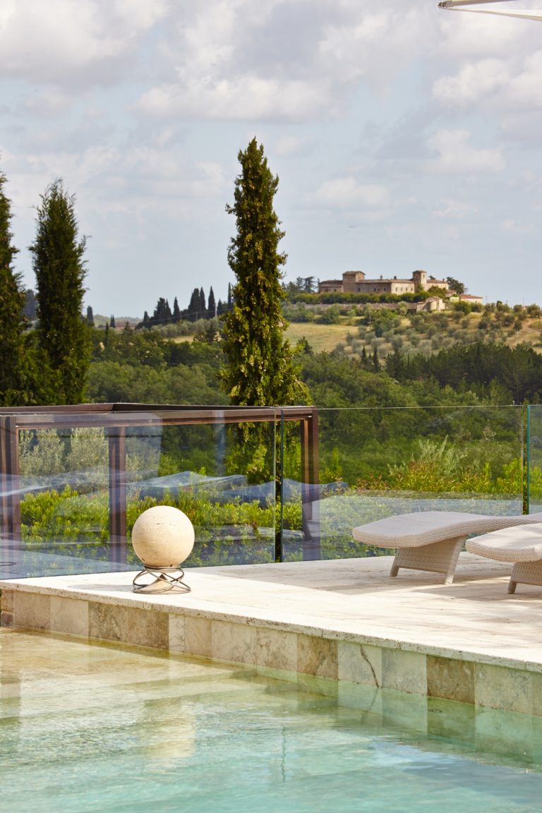 360° Lautsprecher Modern Pool mit Aussichten auf sanfte Hügel und Zypressen im Hintergrund.