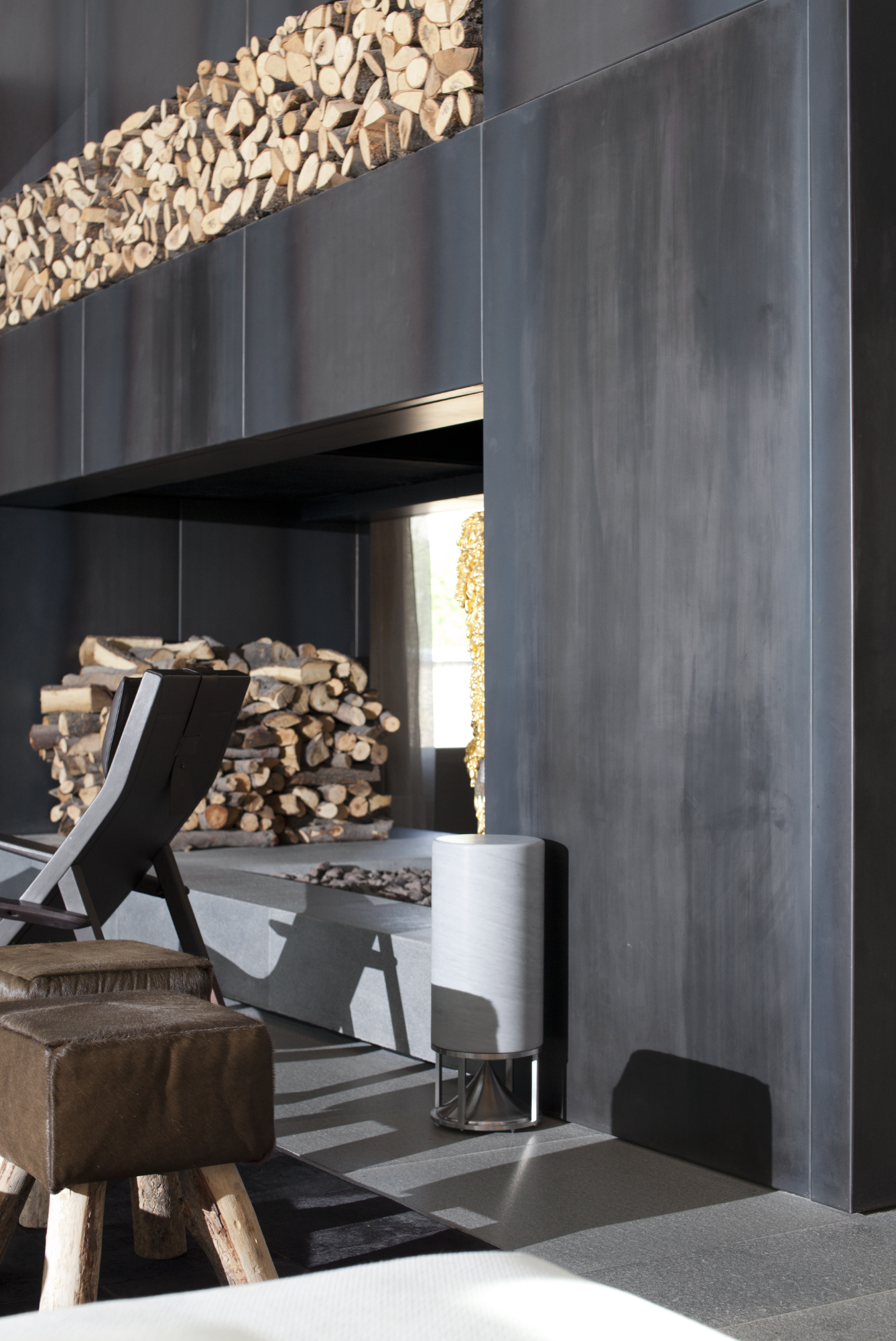 Bodenlautsprecher Moderne Innenarchitektur mit Holzlager und minimalistischer Möbeln.