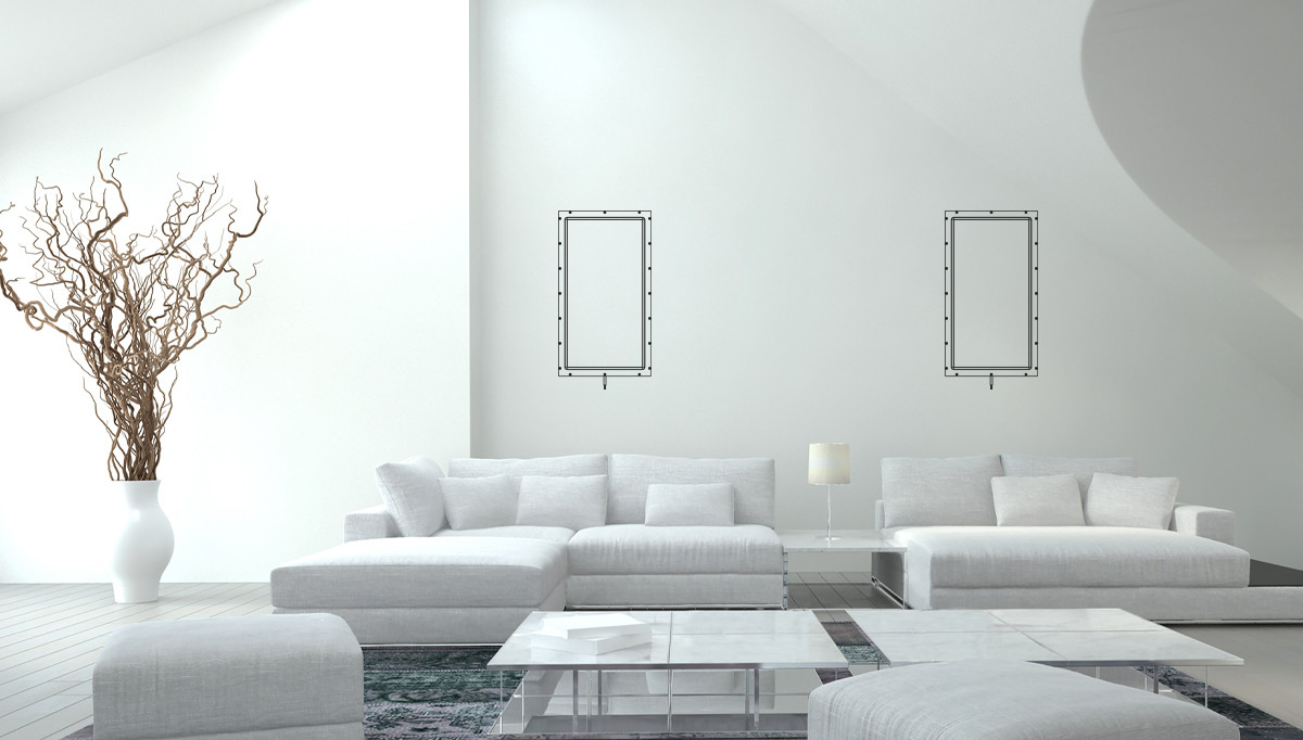 Unsichtbare Lautsprecher Helle, moderne Wohnlandschaft mit weißem Sofa, Glas-Tisch und minimalistischer Dekoration.